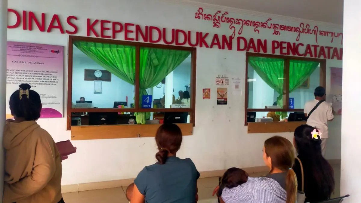 Masyarakat antri pelayanan di Disdukcapil Bangli, Senin (22/6/2026). (I Made Mertawan/Bali Express)