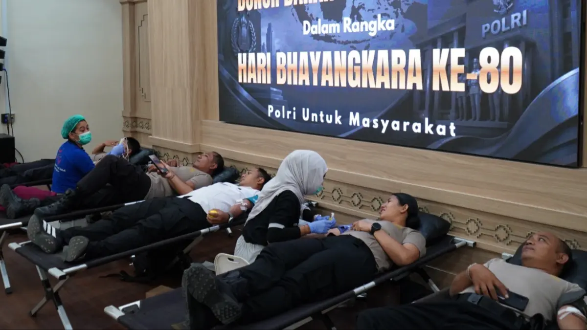 DONOR : Kegiatan donor darah serangkaian Hari Bhayangkara ke -80 di Polres Gianyar.&nbsp;