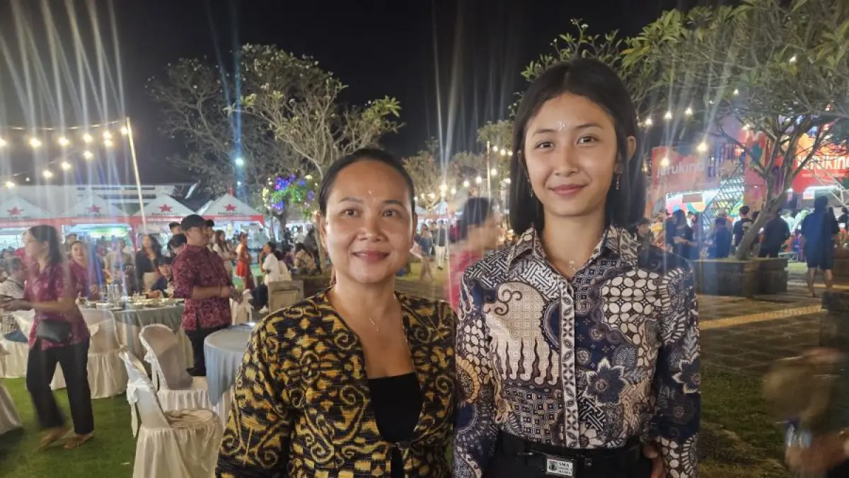 Ni Komang Gayatri Dinda Gita Arsani bersama sang ibu Ni Wayan Sudi. (Adi Prabawa/Bali Express)

&nbsp;