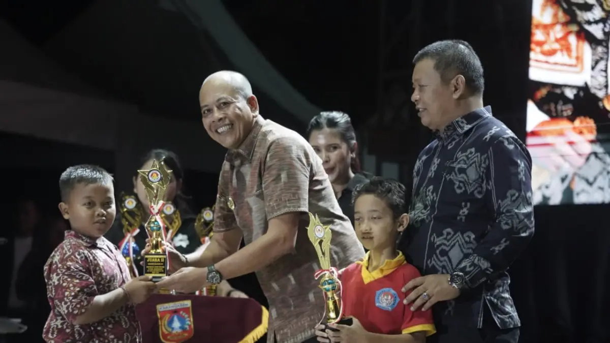 Penyerahan hadiah pemenang lomba menjadi salah satu rangkaian penutupan Karangasem Festival Senin (22/6/2026). (Ist)