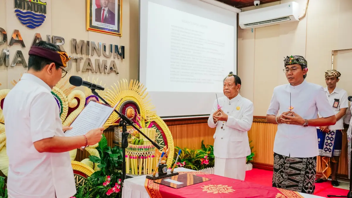 Bupati Badung, I Wayan Adi Arnawa saat melantik Direktur Umum Perumda Air Minum Tirta Mangutama, Rabu (24/6). (ist)
