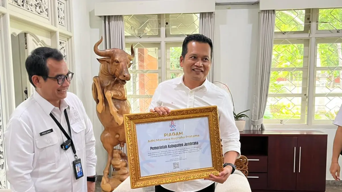 Bupati Kembang saat menerima Penghargaan Adhi Manawa Nugraha Pratama dari BKN