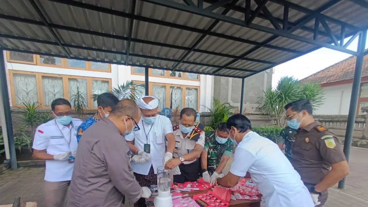 DIMUSNAHKAN : Pemusnahan barang bukti perkara narkotika di halaman kantor Kejaksaan Negeri Gianyar.&nbsp;