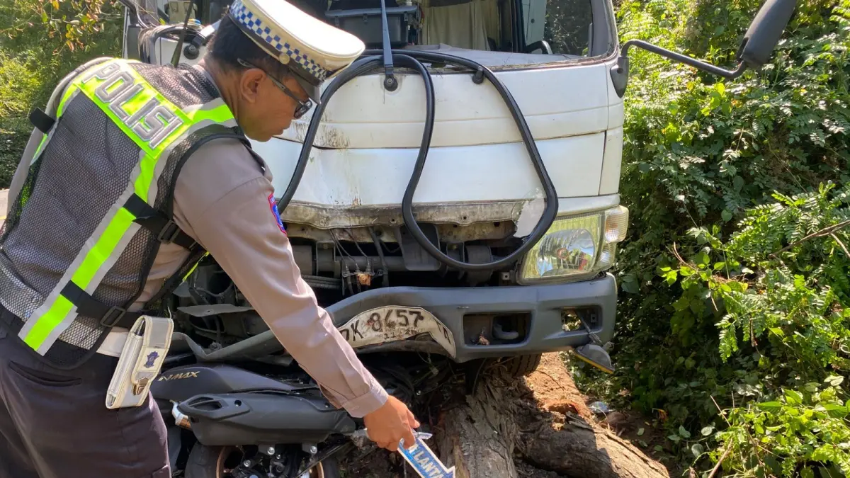 Kondisi Yamaha NMax dan truk boks usai terlibat kecelakaan maut di Jalur Denpasar-Gilimanuk, Lingkungan Penginuman, Gilimanuk, Kabupaten Jembrana. (ist)
