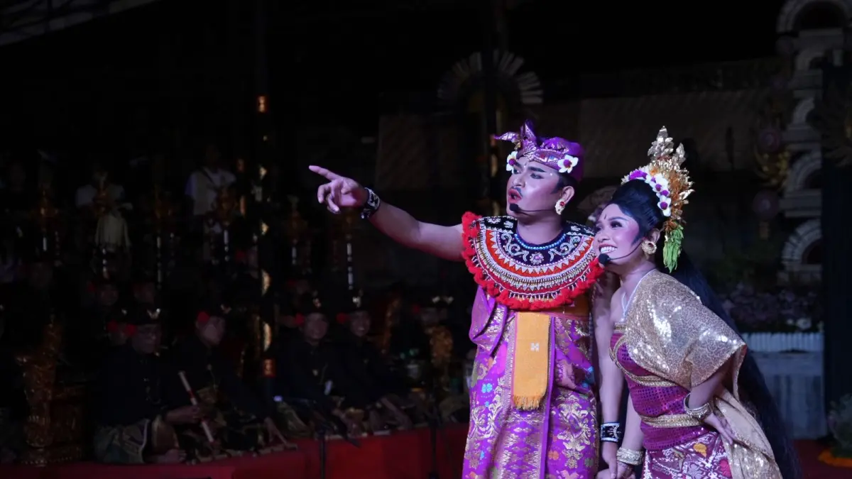 Sekaa Gong Gita Swastika, Desa Adat Tengkulung, Duta Badung yang tampil dalam drama gong tradisi di Kalangan Ayodya, Taman Budaya Art Center Bali, Rabu (24/6). (Ist)