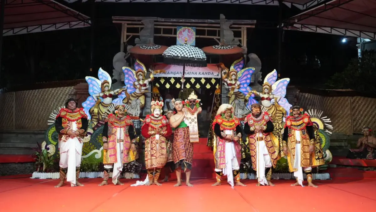 Duta Kabupaten Badung yang menampilkan Topeng Suluh dalam Ajang PKB 2026 di Kalangan Ratna Kanda, Taman Budaya Provinsi Bali, Art Center Denpasar, Jumat (26/6). (ist)