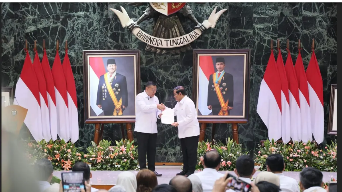 Ossy Dermawan menyerahkan sertipikat hak pakai kepada Pemerintah Provinsi (Pemprov) DKI Jakarta pada Rabu (24/6/2026). (Ist)