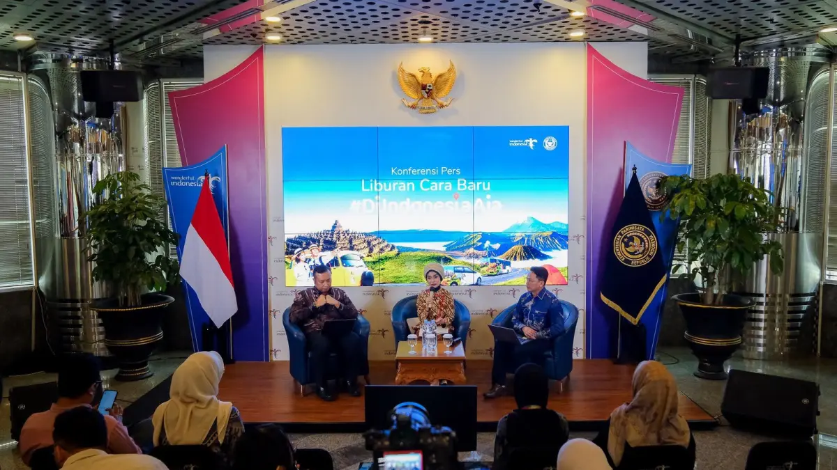 PAKET WISATA:&nbsp;

Kementerian Pariwisata (Kemenpar) meluncurkan kampanye "Liburan Cara Baru #DiIndonesiaAja" untuk menyambut musim libur sekolah 2026