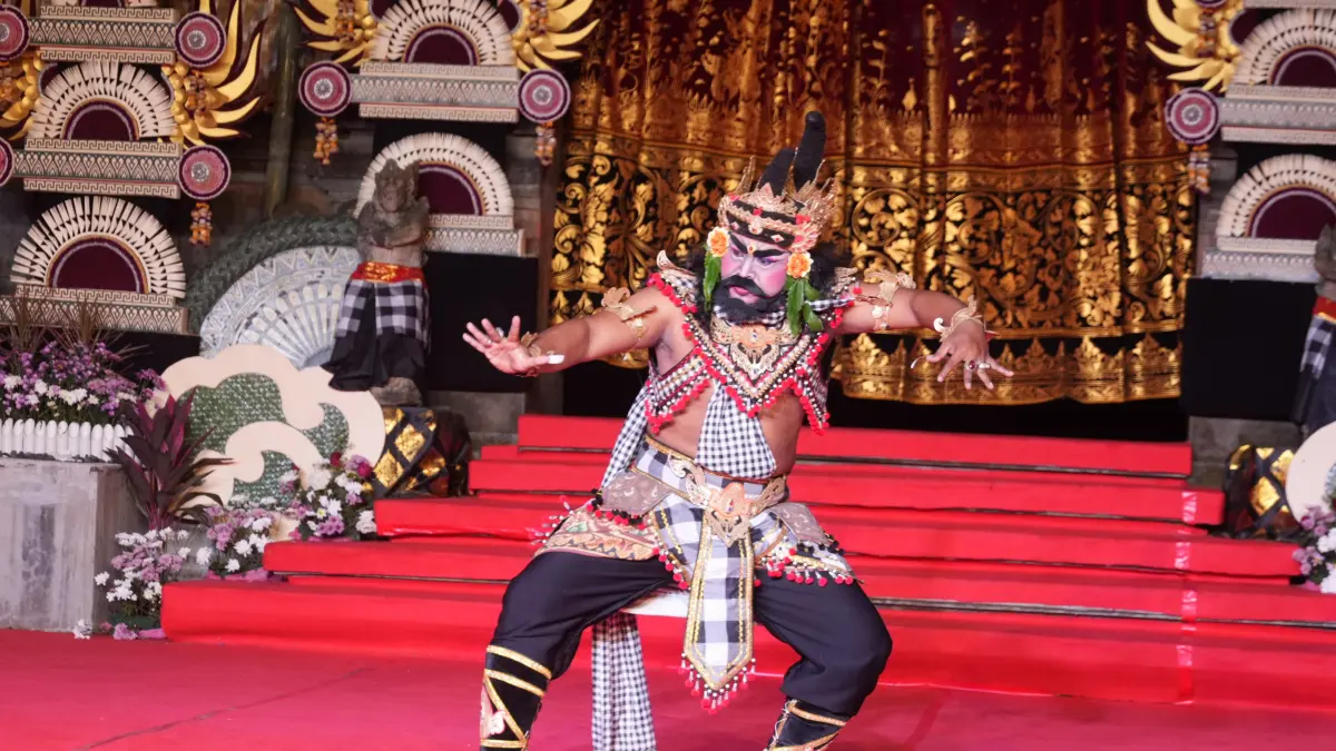 Penampilan Duta Kabupaten Badung dalam kesenian tradisional PKB 2026 di di Kalangan Ayodya, Taman Budaya Art Center, Denpasar, Sabtu (27/6). (ist)