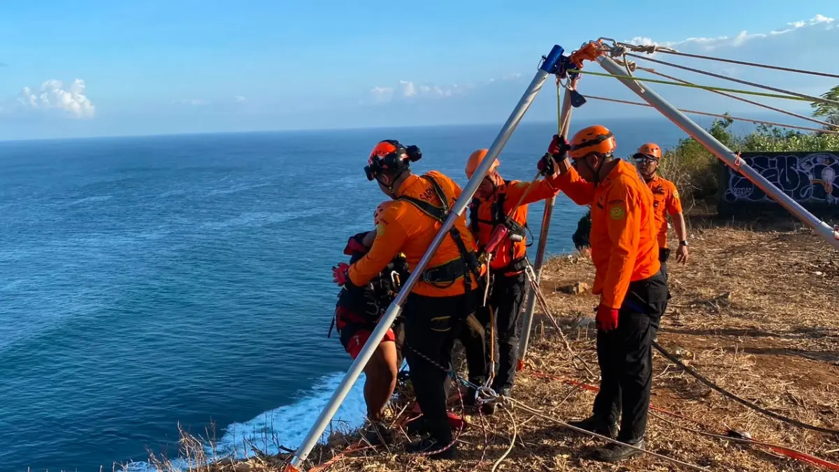 Proses evakuasi buruh proyek yang terjebak air pasang di bawah Tebing Uluwatu, Desa Pecatu, Kuta Selatan, Minggu (28/6). (ist)