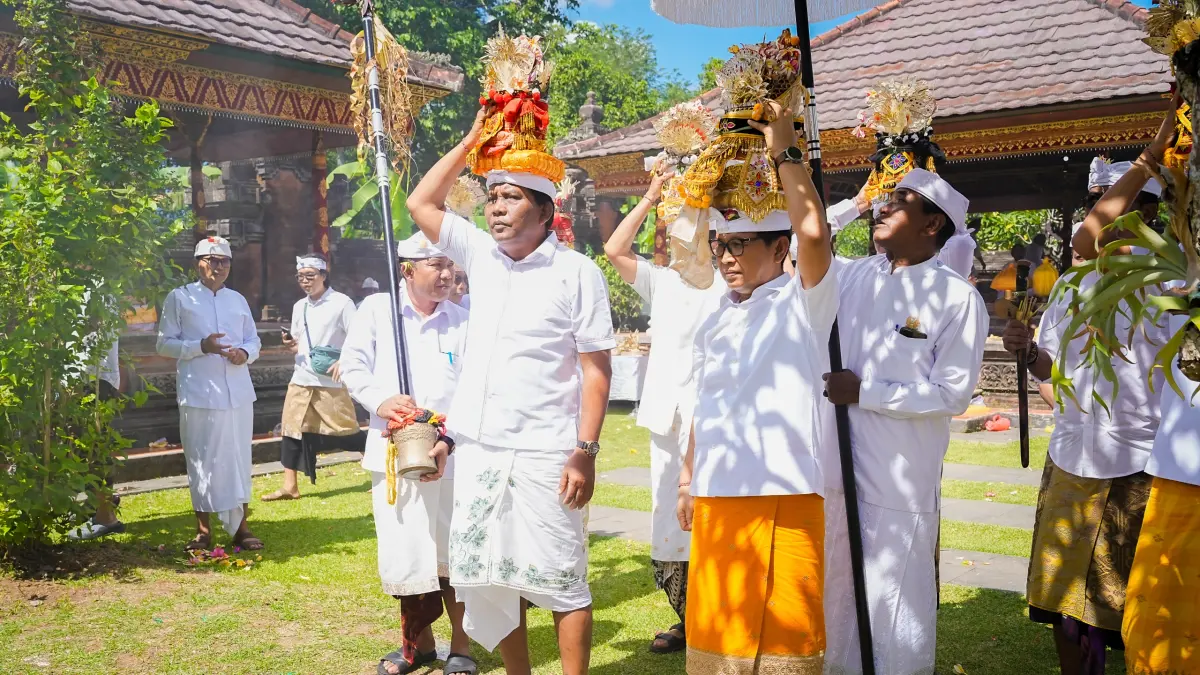 Bupati Adi Arnawa melaksanakan persembahyangan bersama dalam rangkaian Karya Nyatur Rebah di Pura Lingga Bhuwana dan Pura Beji, Puspem Badung, Senin (29/6). (PROKOMPIM SETDA BADUNG)