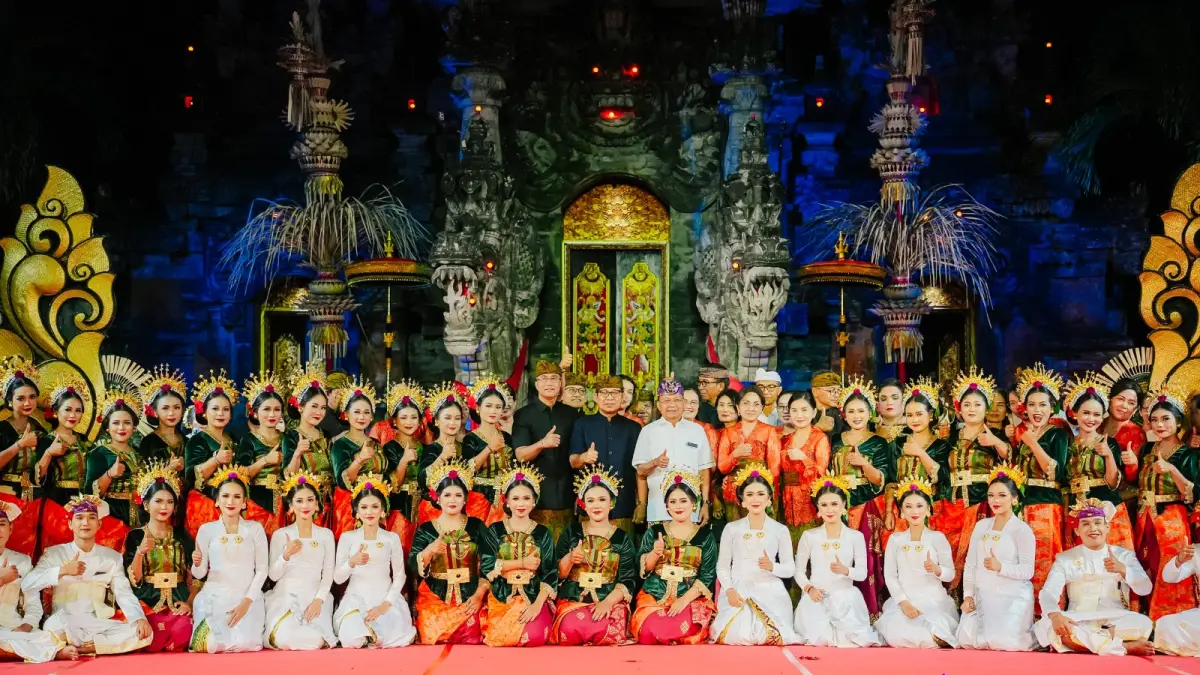 Bupati Adi Arnawa saat menyaksikan langsung penampilan Utsawa Gong Kebyar Wanita Duta Kabupaten Badung dalam ajang PKB XLVIII Tahun 2026 di Panggung Terbuka Ardha Candra, Taman Budaya Provinsi Bali, Denpasar, Minggu (28/6). (PROKOMPIM SETDA BADUNG)