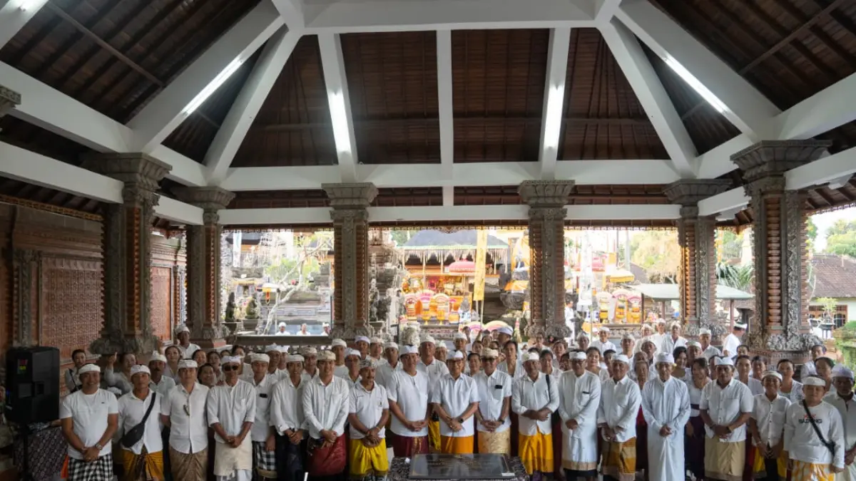 Bupati Adi Arnawa saat meresmikan Balai Banjar Muluk Babi, Desa Sangeh, Kecamatan Abiansemal yang ditandai penandatanganan prasasti, Minggu (28/6). (PROKOMPIM SETDA BADUNG)
