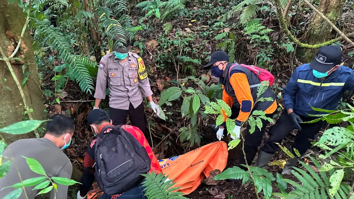 Mayat tanpa identitas ditemukan dengan sebagian tubuh sudah menjadi rangka di kawasan hutan Gunung Sari, Desa Jatiluwih, Kecamatan Penebel, Tabanan, Minggu (28/6/2026). (Ist)