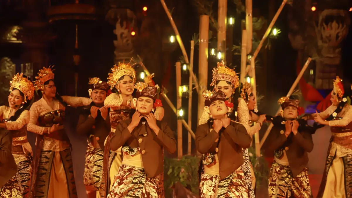 PENTAS : Gong Kebyar Wanita Gianyar pentas di Panggung PKB XLVIII.&nbsp;