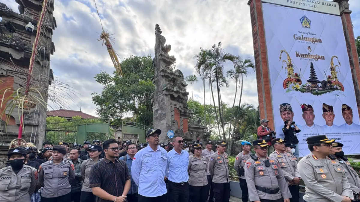 SAMPAIKAN: DPRD Bali saat menerima aksi dari BEM se-Bali
