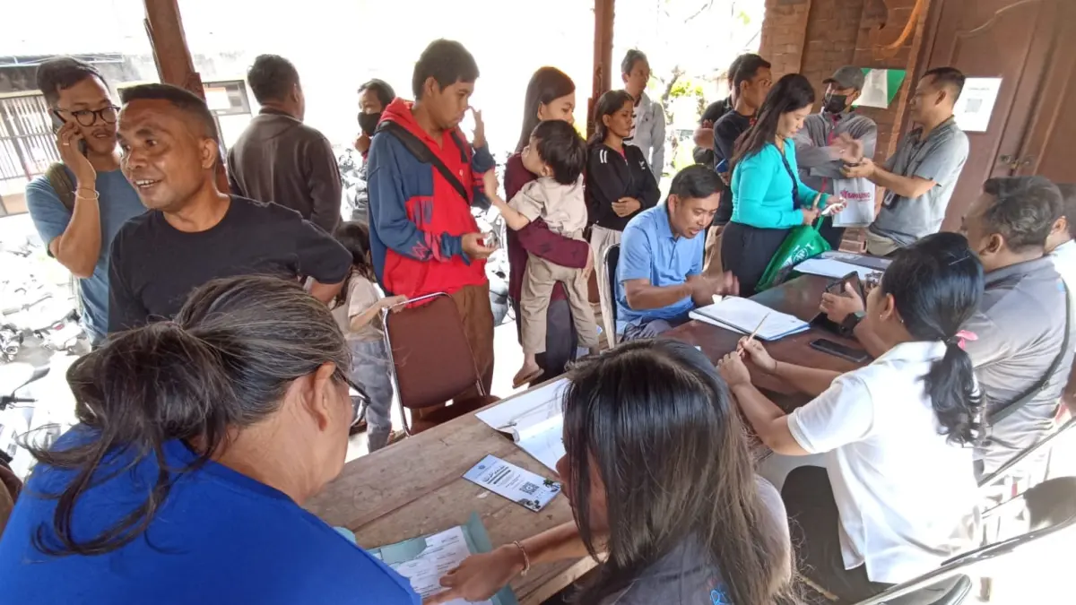Sejumla orang tua siswa mendatangi Kantor DIsdikpora Denpasar pasca penerimaan sekolah yang jauh dari rumah, Senin (29/6). (Agung Bayu/Bali Express)