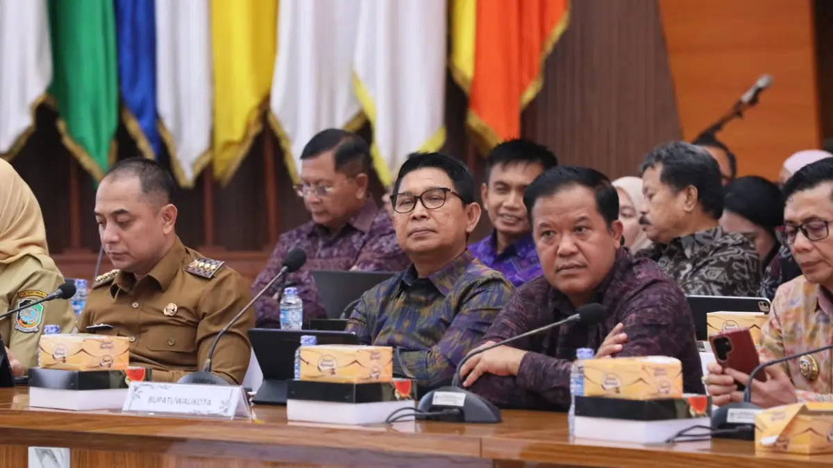 Bupati Adi Arnawa saat menghadiri Rakor Monitoring Pelaksanaan Kegiatan Perluasan Piloting Digitalisasi Bansos, bertempat di Gedung Sasana Bhakti Praja Kementerian Dalam Negeri, Jakarta Pusat, Selasa (30/6). (PROKOMPIM SETDA BADUNG)