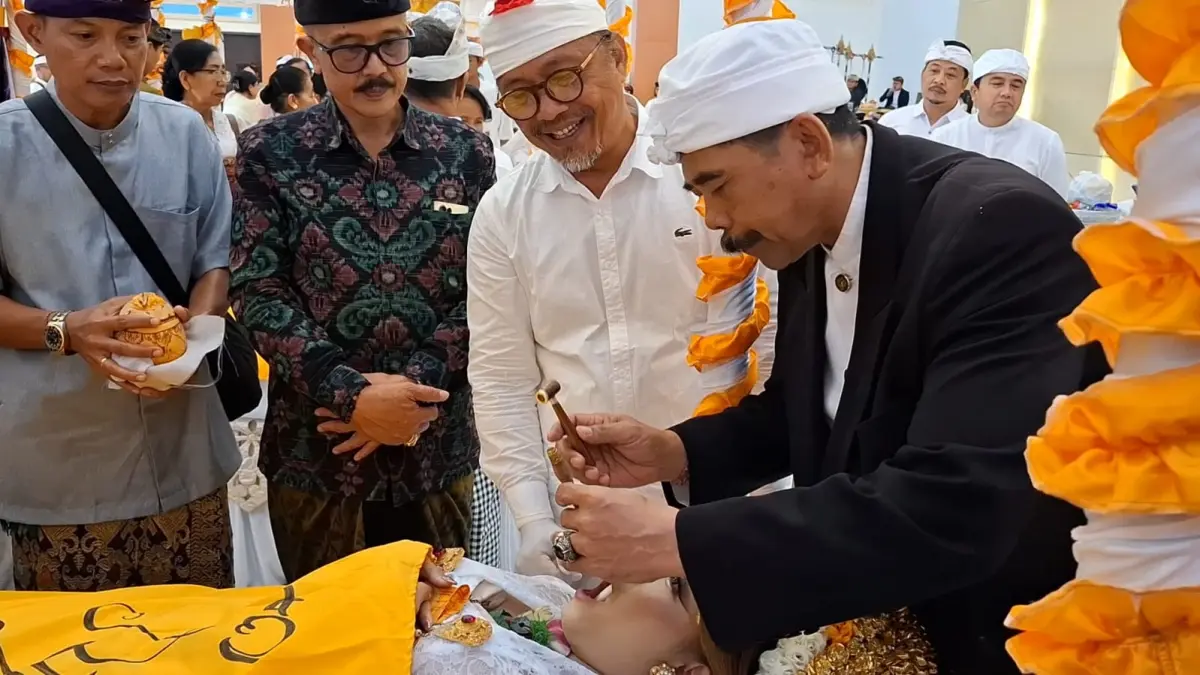 MASSAL : Matatah massal yang digelar UHN Sugriwa di Auditorium Giri Prasta, Bangli, Selasa (30/6).&nbsp;