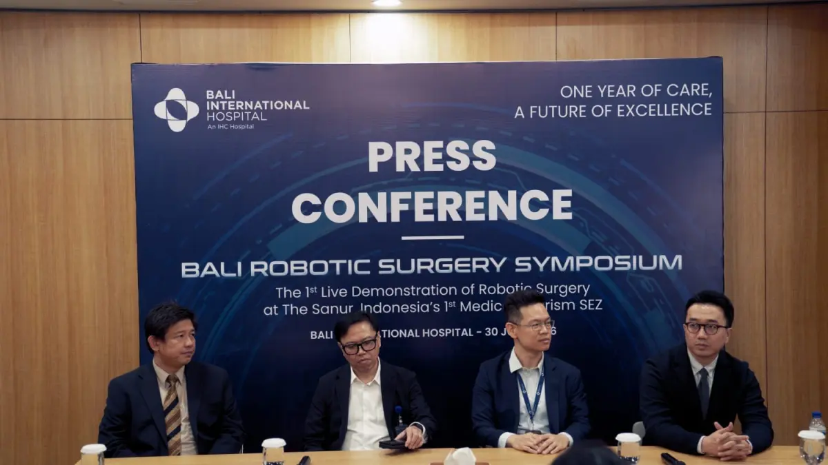 PERDANA: Konferensi pers operasi pertama berbantuan robotic di BIH, Selasa (30/6).