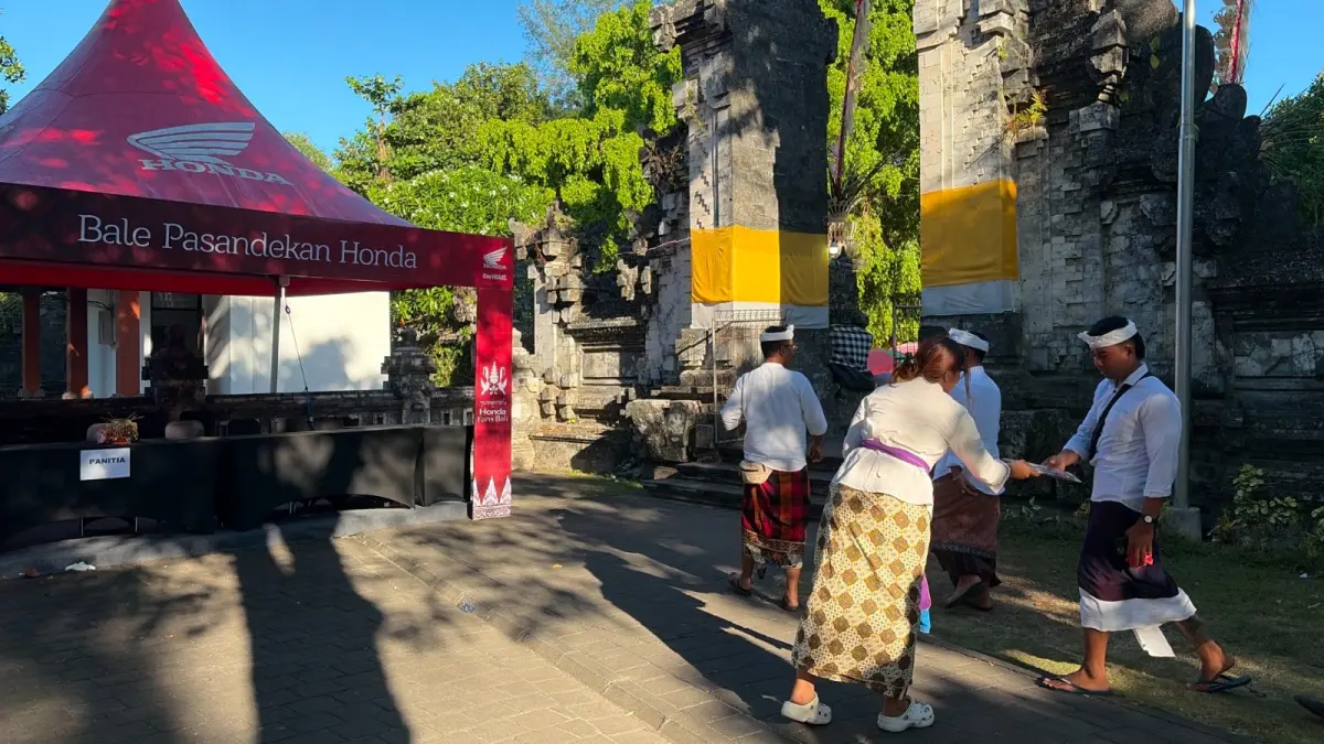 Astra Motor menyediakan bale pesandekan dan bagikan dupa gratis untuk pamedek di Pura Sakenan. (Ist)