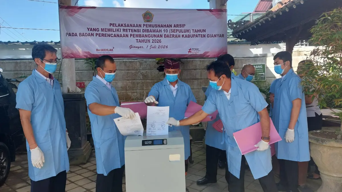DIMUSNAHKAN : Pemusnahan ribuan berkas arsip yang sudah tidak memiliki nilai guna di Bappeda Gianyar.