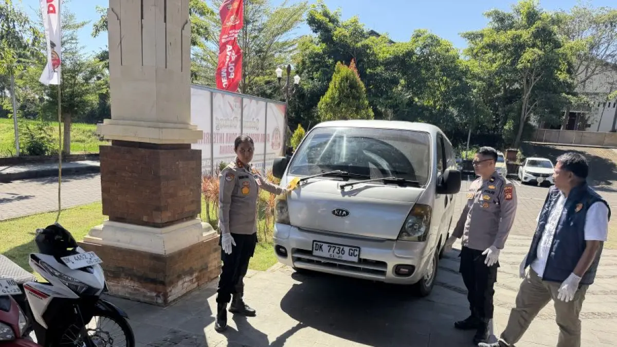 Kapolres Jembrana AKBP Kadek Citra Dewi Suparwati menunjukkan kendaraan travel yang dipakai menyelundupkan narkotika ke Bali. (I Gde Riantory Warmadewa/Bali Express)