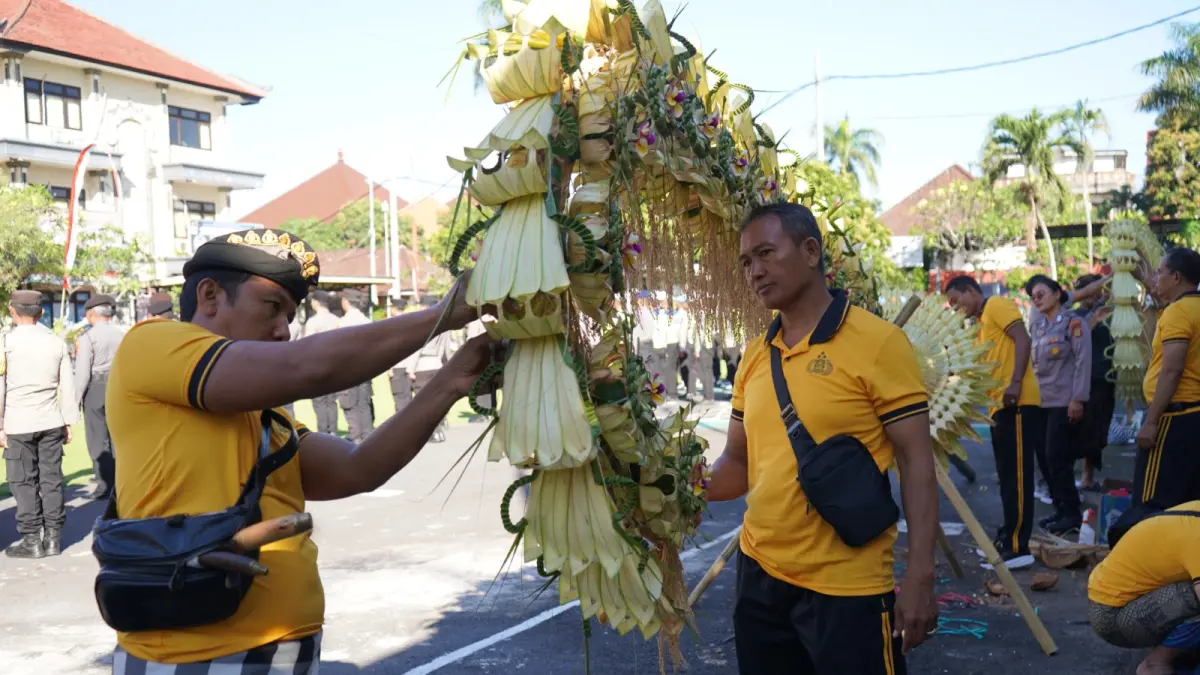 PENJOR : Proses pembuatan penjor serangkaian menyambut Hari Bhayangkara ke-80 di Polres Gianyar.