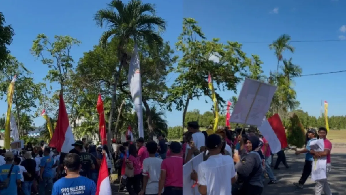 Sejumlah massa menggelar aksi damai untuk mendukung program MBG