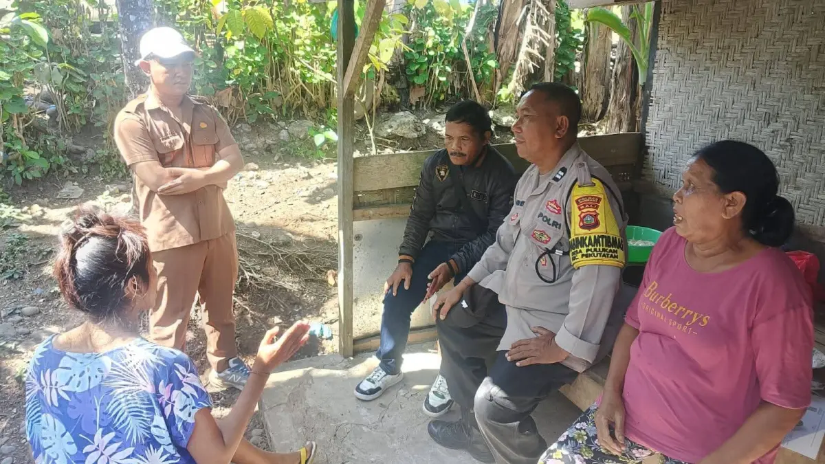 Terduga pelaku oknum yang mengaku dari Dinas Sosial dan berupaya melakukan penipuan diamankan aparat desa dan Bhabinkamtibmas Pulukan, Kecamatan Pekutatan. (ist)