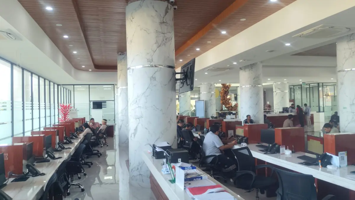 ADAT : Suasana Mal Pelayanan Publik Gianyar dengan pegawai yang Kembali menggunakan pakaian adat Bali pada hari Kamis.
