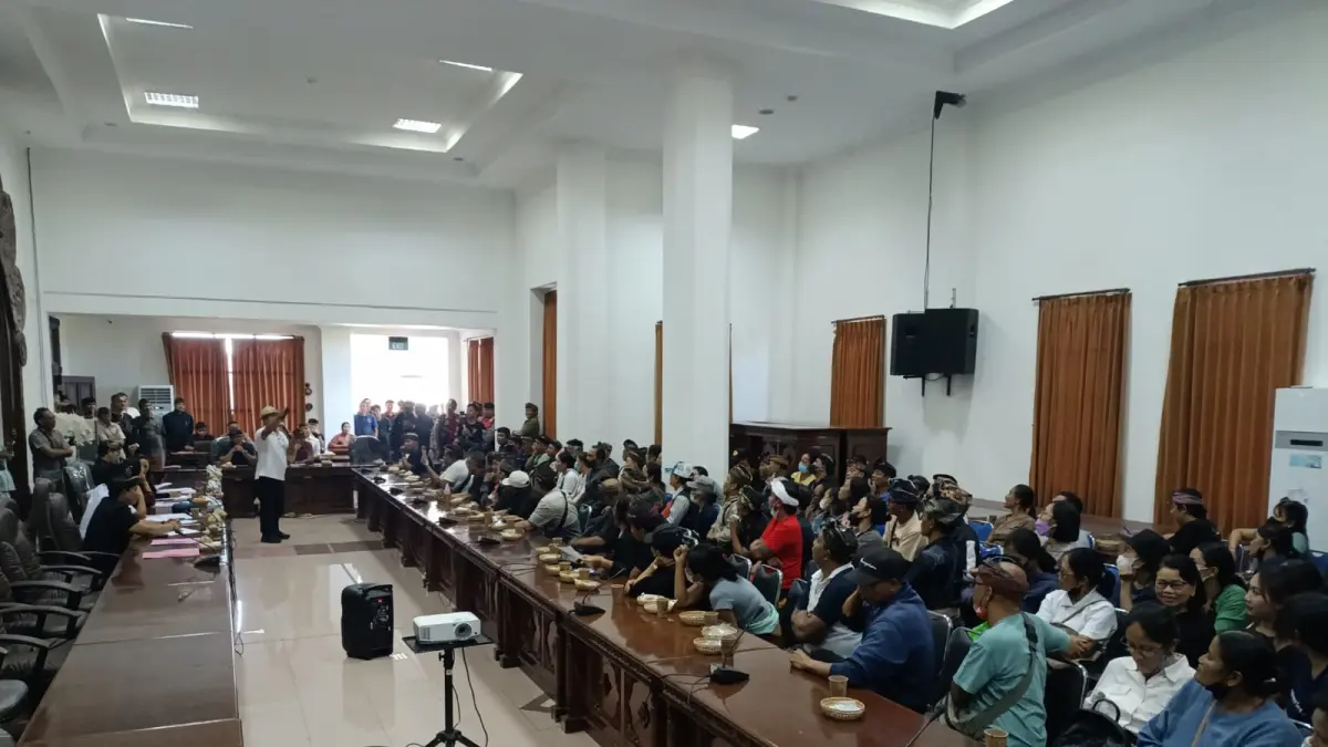 ASPIRASI : Ratusan nasabah LPD Bedulu datangi DPRD Gianyar menyampaikan aspirasi minta mediasi dan advokasi.&nbsp;