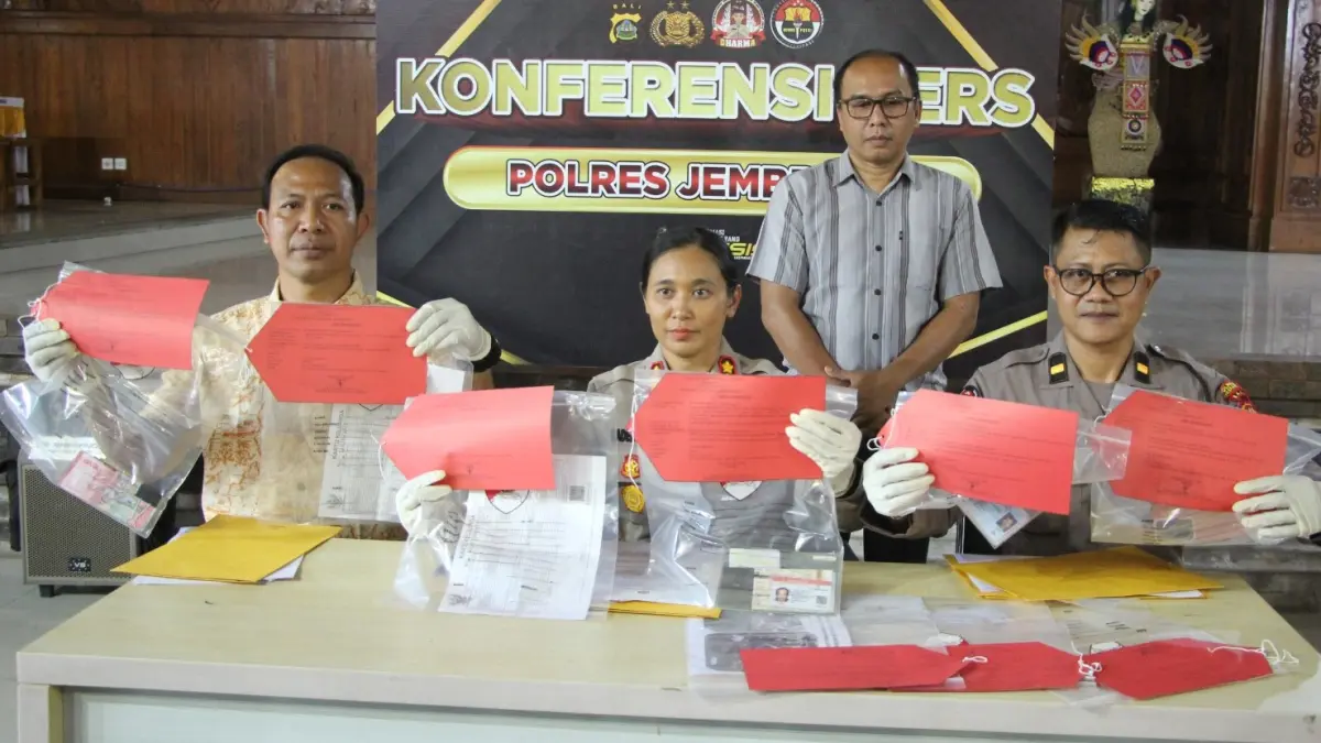 Kapolres Jembrana AKBP Kadek Citra Dewi Suparwati menunjukkan barang bukti penipuan, Rabu (1/7/2026). (I Gde Riantory Warmadewa/Bali Express)