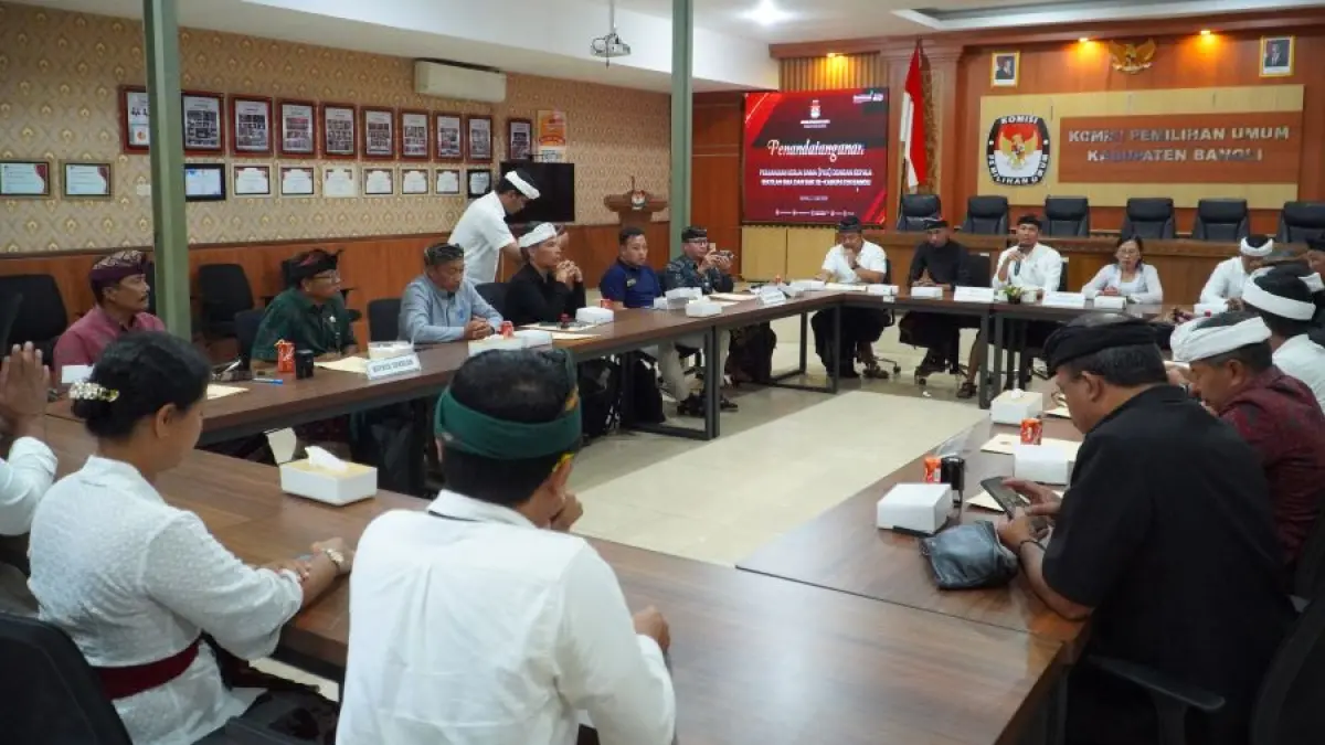 KPU Bangli menandatangani Perjanjian Kerja Sama (PKS) dengan kepala sekolah SMA dan SMK se-Kabupaten Bangli, Kamis (2/7/2026). (Ist)  