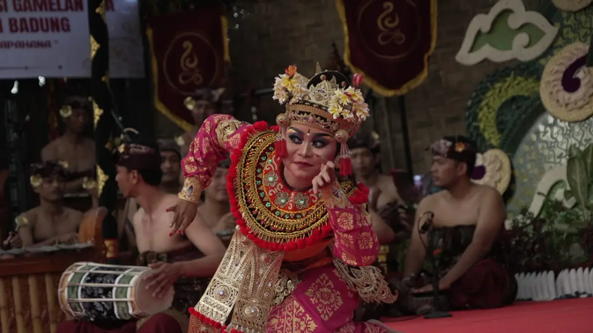 Penampilan Komunitas Seni Tapahana, Banjar Temacun, Kuta yang menghidupkan jejak Maestro Lotring dalam PKB 2026 di di Kalangan Angsoka, Taman Budaya Provinsi Bali, Selasa (1/7). (ist)
