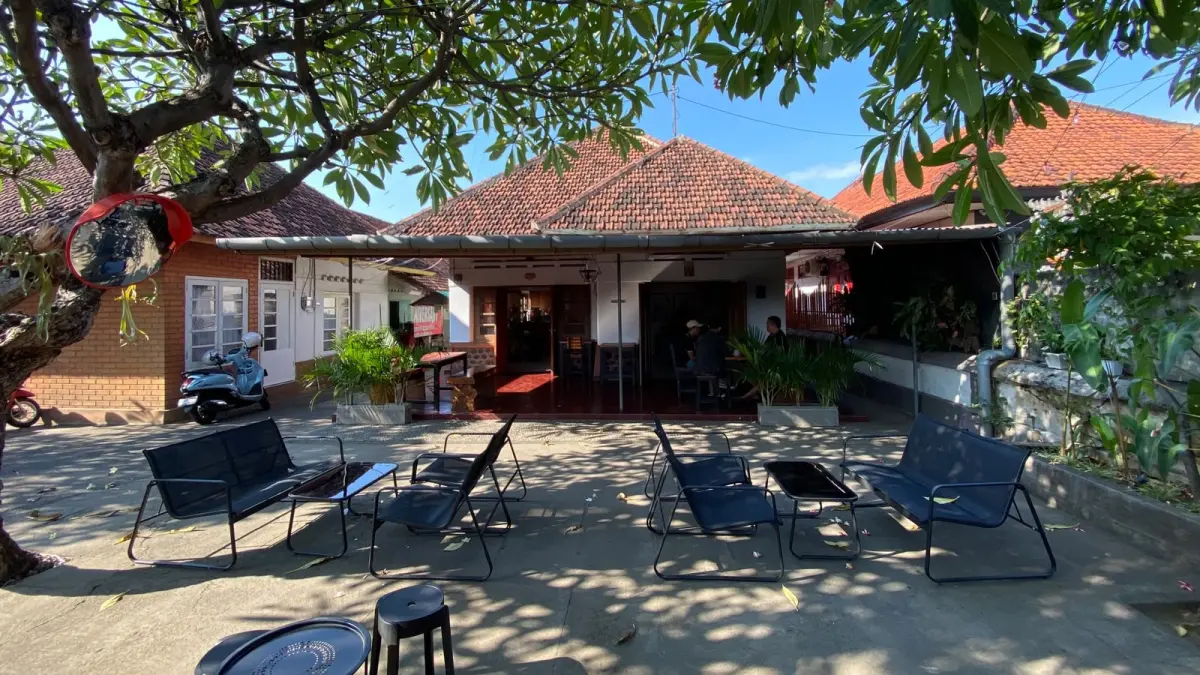 Suasana kedai kopi Bichito saat pagi hari di kawasan Jalan Gajah Mada Singaraja. (Ist)


