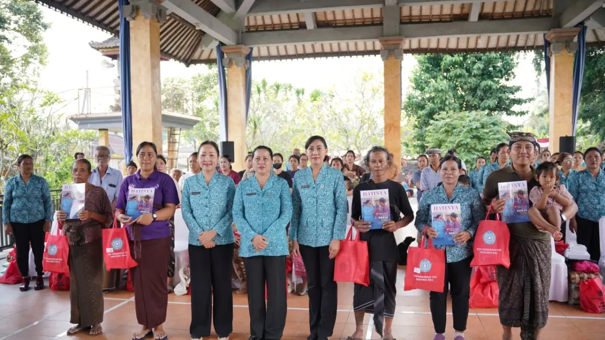 BAKSOS : Kegiatan bhakti sosial di Desa Pejeng, Kecamatan Tampaksiring. 