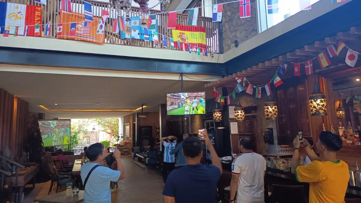 BOLA : Suasana Bar Enclave Lounge & Bistro Ubud yang bernuansa laga sepak bola piala dunia.