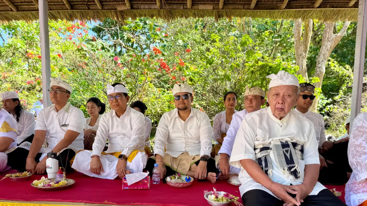 Bupati Adi Arnawa dan Wabup Bagus Alit Sucipta saat menghadiri karya Tawur Balik Sumpah Agung (Catur Niri) di Pura Luhur Uluwatu, Jumat (3/7). (PROKOMPIM SETDA BADUNG)