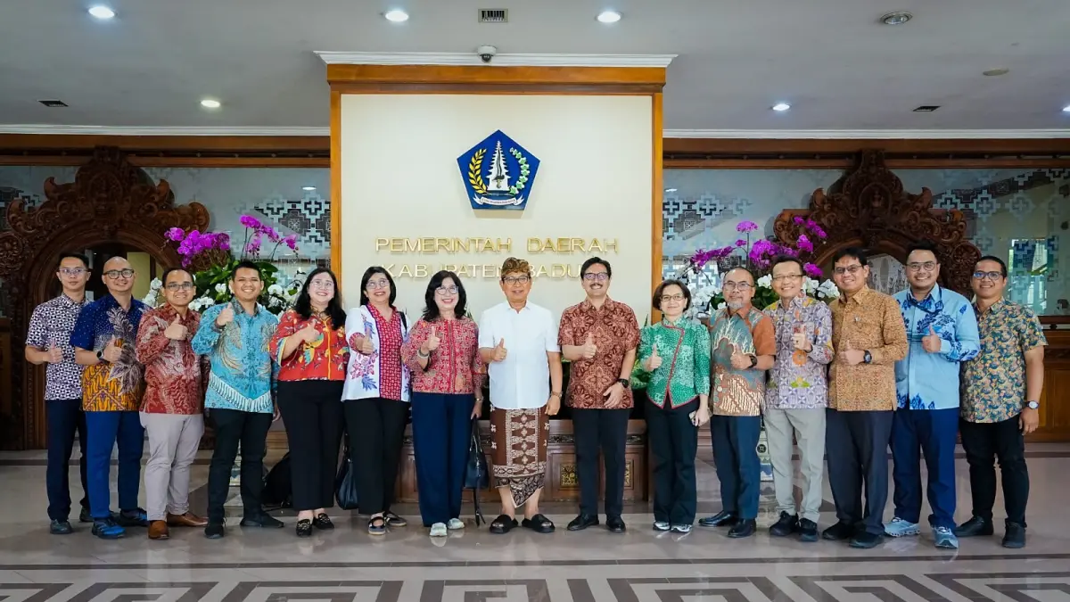 Bupati Adi Arnawa menerima kunjungan lapangan dan wawancara dari PT SMI di Ruang Nayaka I, Puspem Badung, Kamis (2/7).