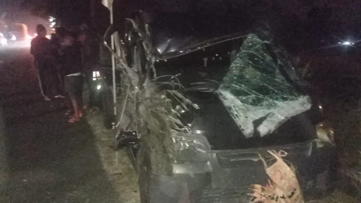Mobil pikap ringsek setelah terlibat kecelakaan di Jalan Nusantara, tepatnya di depan SMK Negeri 2 Bangli, Desa Kayubihi, Kecamatan Bangli, Rabu (1/7/2026). (ist)
