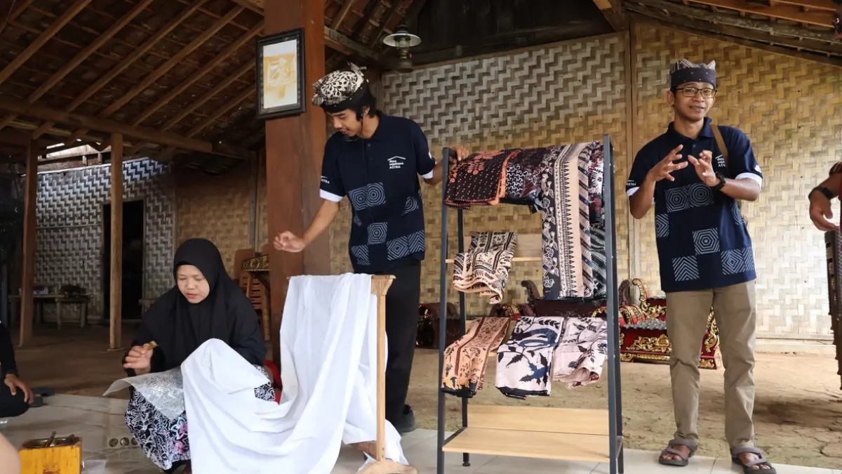 Penggerak Desa Sejahtera Astra Kemiren Mohammad Edy Saputro (tengah) bersama warga setempat yang menjadi pelaku usaha lokal di bidang membatik. (Ist)