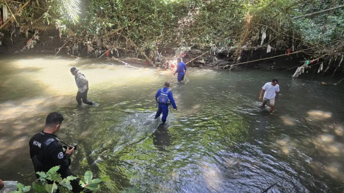 Personel Polres Klungkung melakukan penyusuran Sungai Bubuh, lokasi ditemukannya jenazah I Nyoman Cita. (Adi Prabawa/Bali Express)