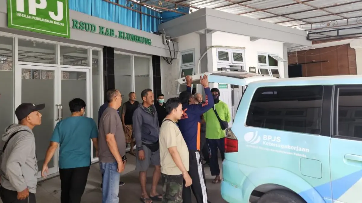Proses pengiriman jenazah I Nyoman Cita dari RSUD Klungkung menuju RSUP Prof Ngoerah. (Adi Prabawa/Bali Express)