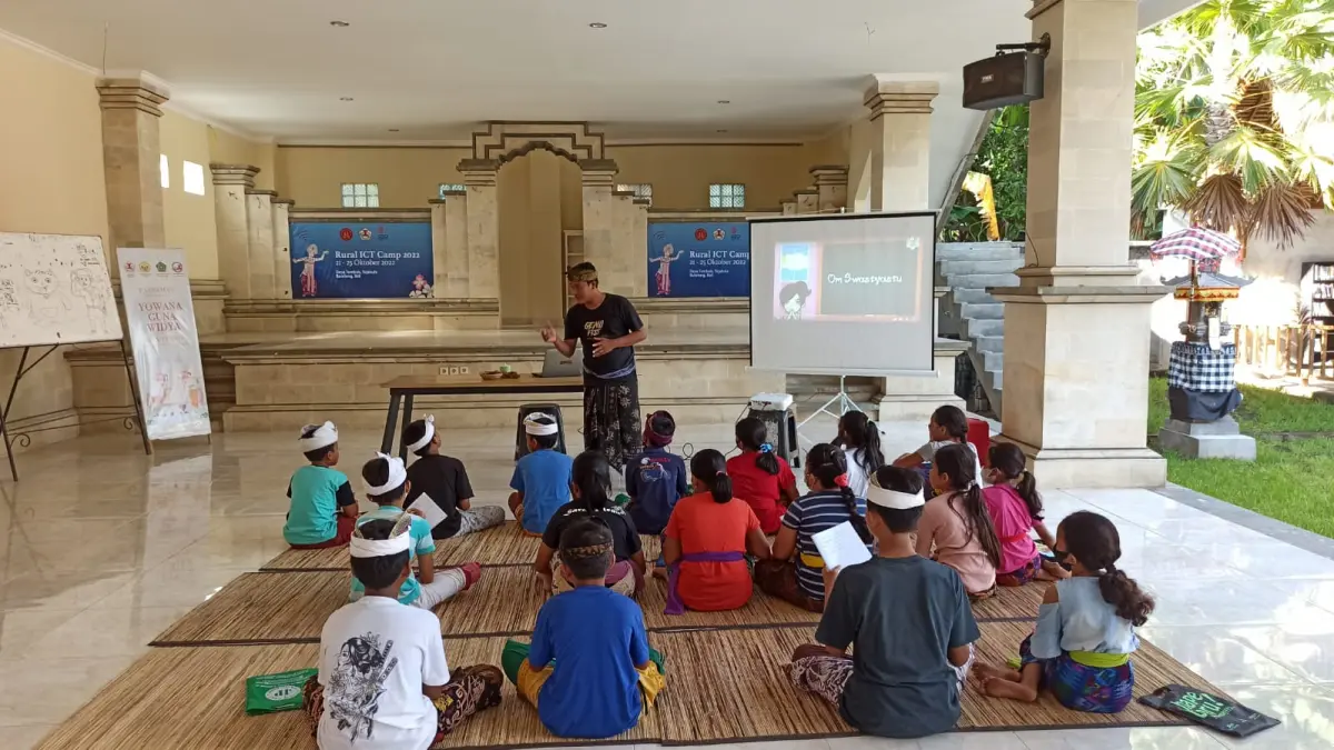 Sisya saat belajar dari guru ketika acara pasraman non formal di Desa Tembok, Kecamatan Tejakula (I Putu Mardika/Bali Express)

 