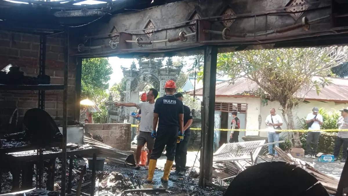 Puing-puing warung yang kebakaran di Silangjana, Buleleng. (Ist)