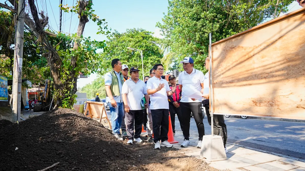 Bupati Adi Arnawa bersama Ketua DPRD Badung I Gusti Anom Gumanti melakukan inspeksi lapangan penataan kawasan pedestrian di sepanjang Pantai Kuta, Sabtu (4/7). (PROKOMPIM SETDA BADUNG)