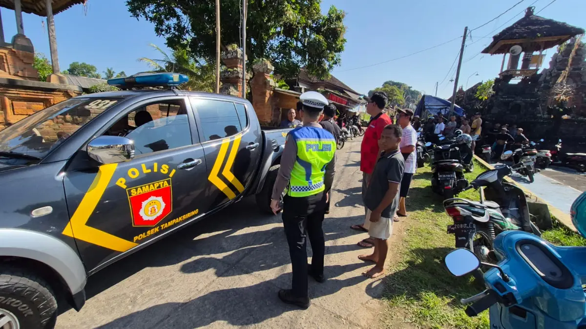 DIAMANKAN : Pria asal Blahbatuh diamankan warga dan polisi usao ketangkap basah mengacak rak rokok di Tampaksiring.&nbsp;