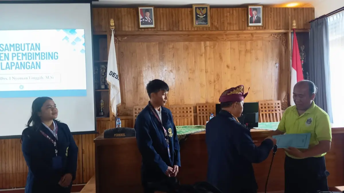 DISERAHKAN : Mahasiswa UHN Sugriwa Denpasar diserahkan ke Desa Sayan untuk kegiatan KKN.