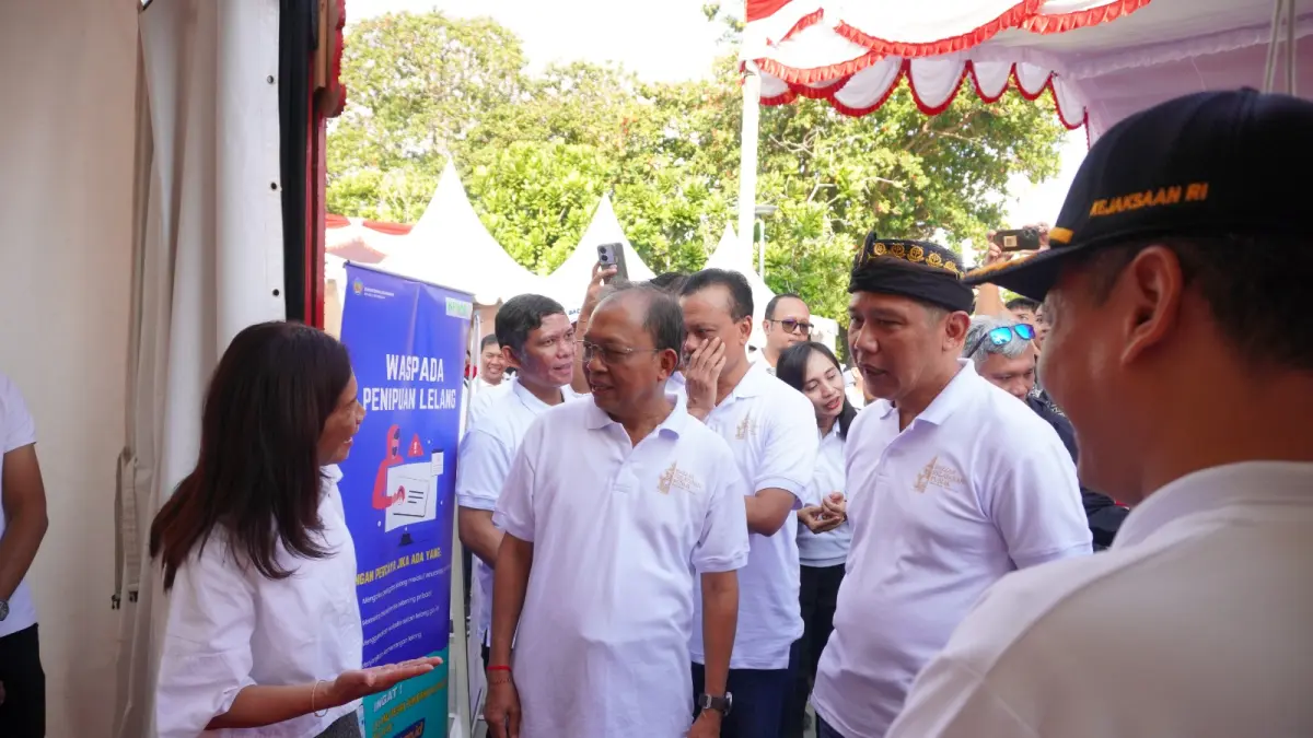 Kepala Kejaksaan Tinggi Bali Setiawan Budi Cahyono bersama Gubernur Bali I Wayan Koster saat Bazaar Pelayanan Publik di Pantai Kuta. (Bali Express/Istimewa)